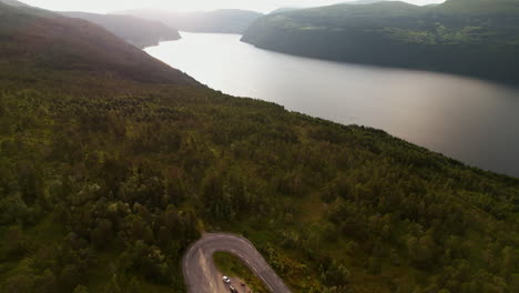 Paisaje-Noruego-Y-Paisaje-Del-Fiordo-Innvikfjorden-Y-Paso-De-Montaña,-Mirador-Aéreo-De-Bakkane