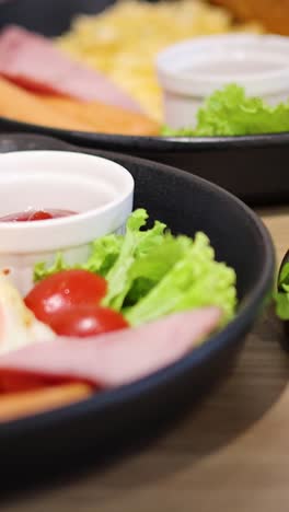 huevos, tostadas, ensalada y carne en un plato