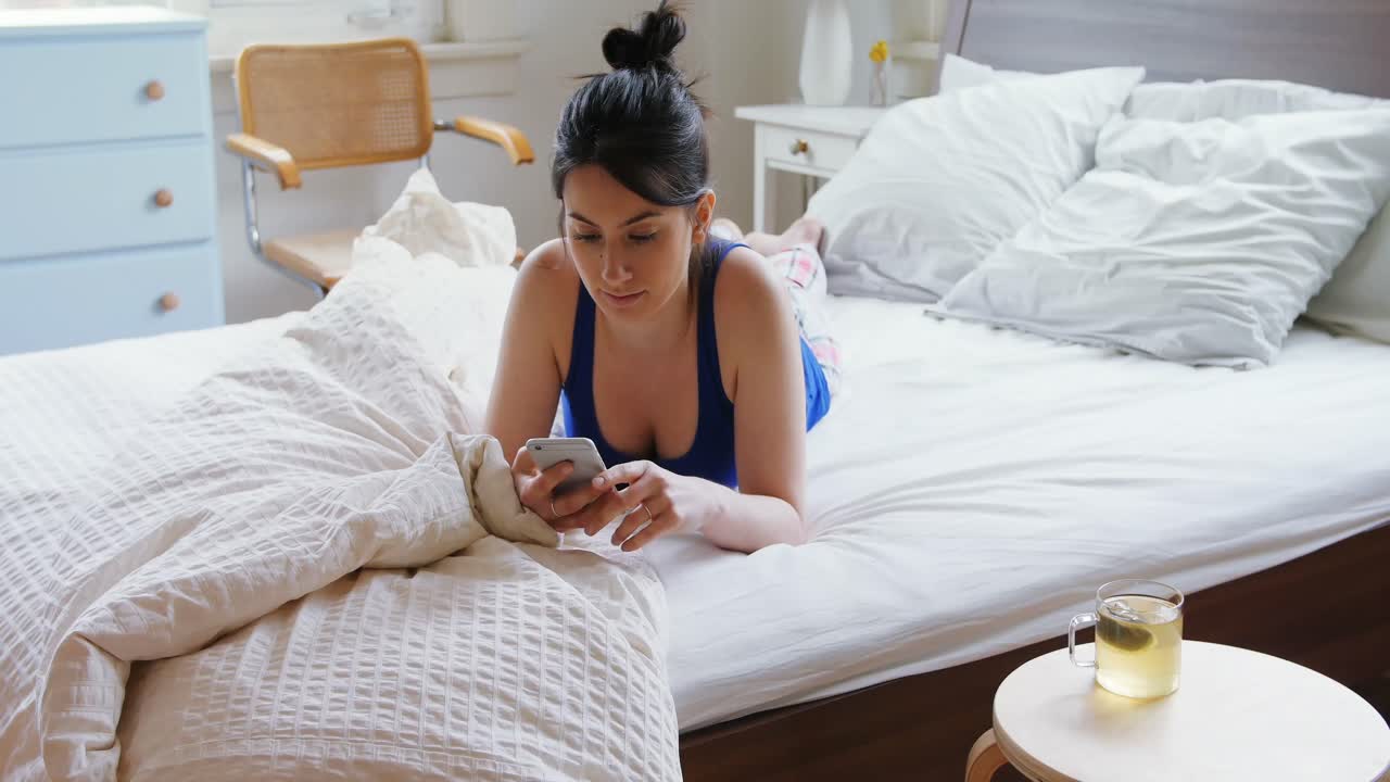 휴대 전화 4k를 사용하는 아름다운 여성