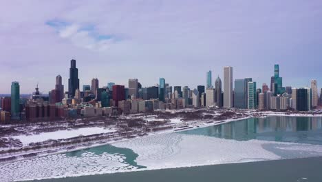 el horizonte urbano de chicago y el lago michigan en un día helado de invierno. vista aérea. estados unidos