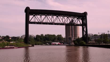 Eine-Eisenbahnbrücke,-Die-Den-Fluss-Cuyahoga-überspannt