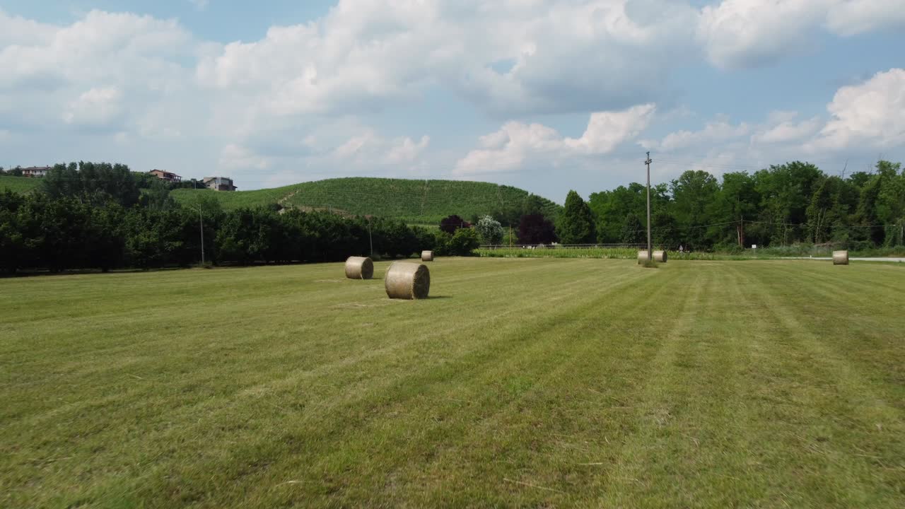 balas de heno en el campo agrícola vista aérea