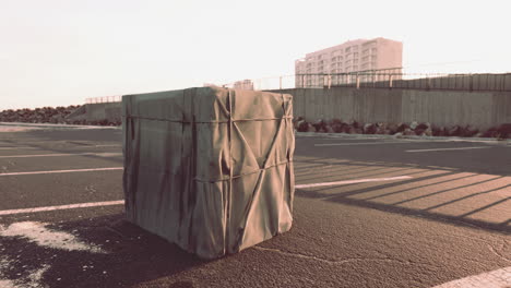 Caja-De-Embalaje-Envuelta-En-Estacionamiento-Vacío