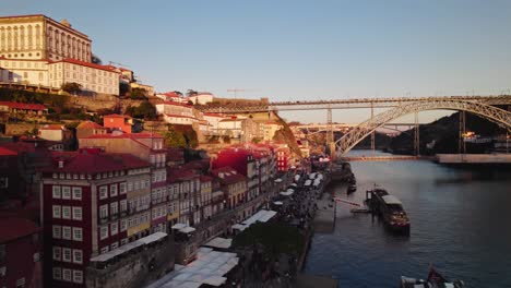 Atemberaubende-Drohnenaufnahmen-Bei-Sonnenuntergang-Des-Flusses-Douro-Im-Herzen-Von-Porto,-Portugal