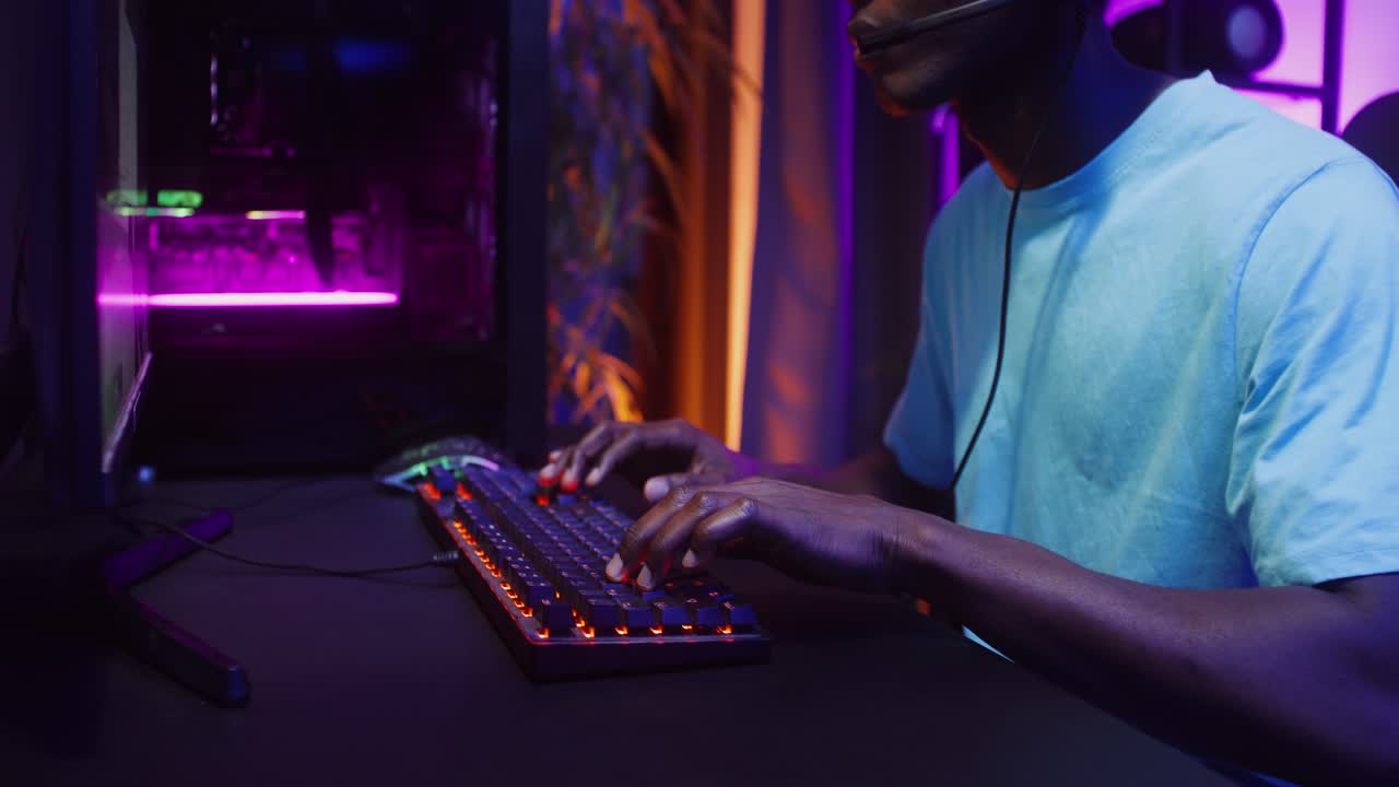 Giocatore che gioca a videogiochi sul computer