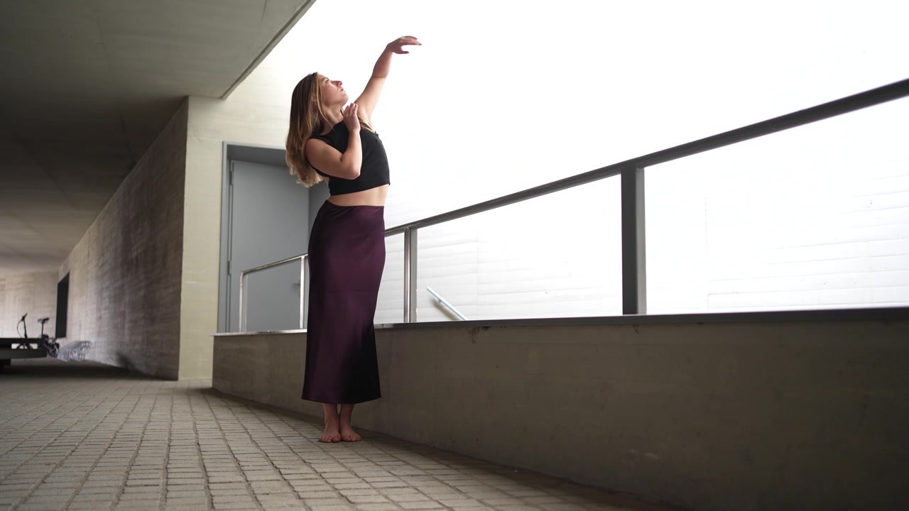 La bellezza e l'eleganza dei movimenti di danza catturate in un vivace ambiente urbano.