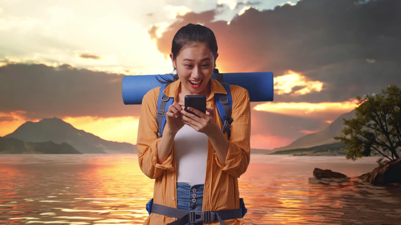 feliz viajero al atardecer