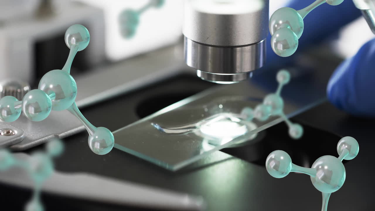 анимация химических молекул под лабораторным микроскопом на белом фоне