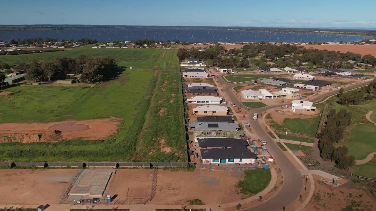 vista aérea de parte de la etapa de construcción de nuevas casas en la finca silverwoods en yarrawonga
