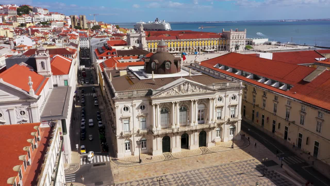 Veduta aerea del Municipio di Lisbona nella piazza della città a Santa Maria Maior, Lisbona. Ripresa in avvicinamento in discesa.