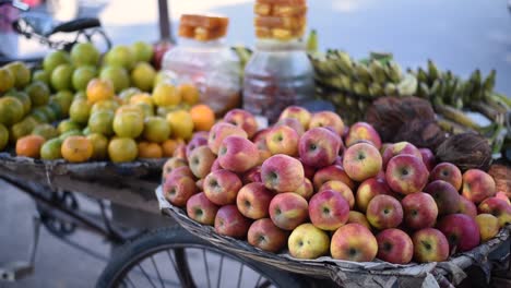coloridas frutas que se venden en la calle al lado de la carretera de puesto