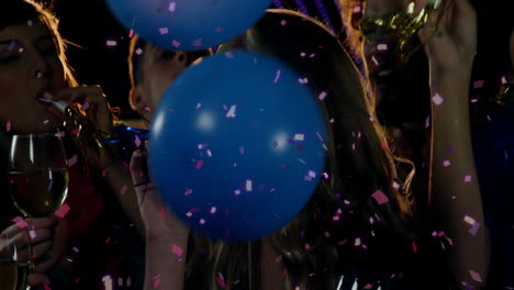 animación de confeti sobre felices amigos diversos con vino y silbidos