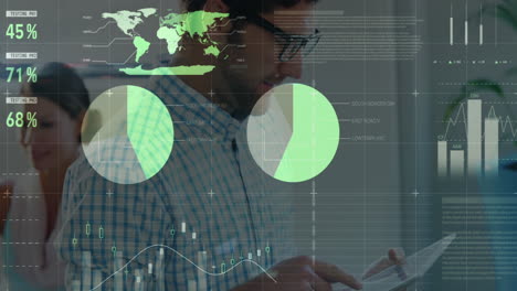 animación de procesamiento de datos estadísticos contra un hombre caucásico que usa una tableta en la oficina