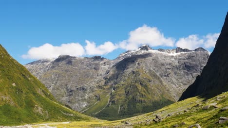 lapso de tiempo de nubes voladoras sobre el pico de la montaña durante la luz del sol - caminatas en la silla de gertrude en nueva zelanda - amplia toma aérea