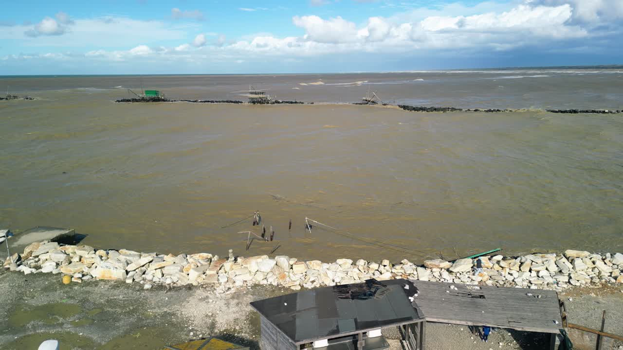 vista aérea de la tormenta ciaran que golpeó el puerto de marina di pisa en la toscana, italia