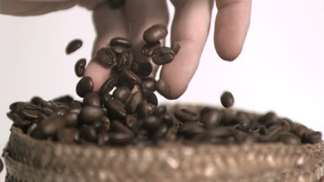 granos de café en cámara lenta