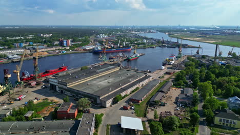 vista aérea panorámica del puerto de riga con buques y edificios
