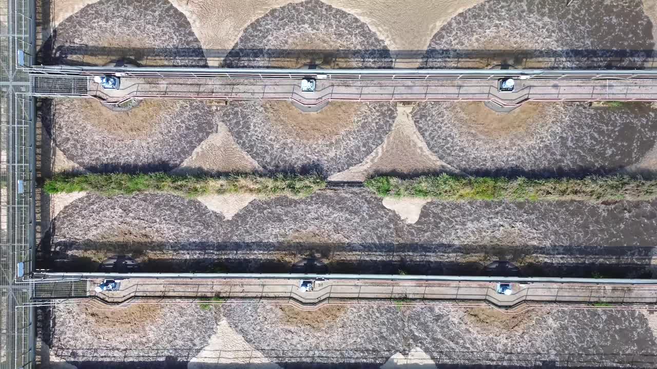 vista aérea de los estanques circulares en la planta de tratamiento de aguas residuales y la filtración de las aguas residuales sucias
