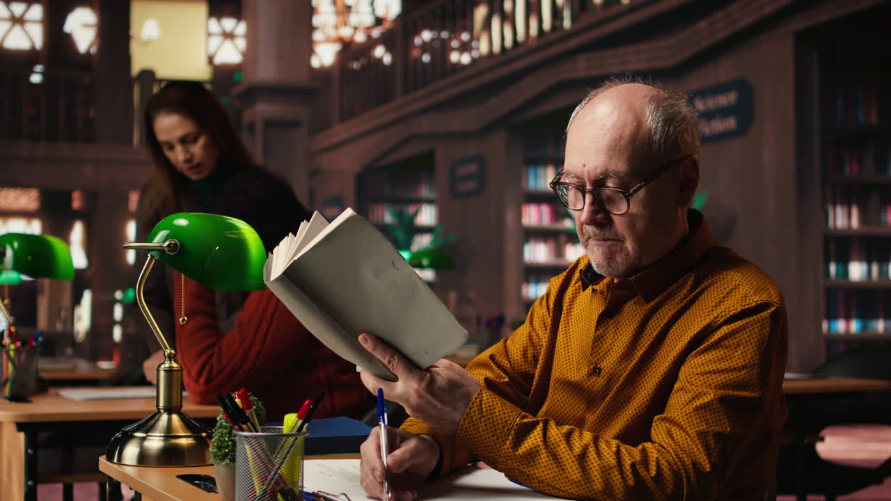 personas que leen y estudian en una biblioteca