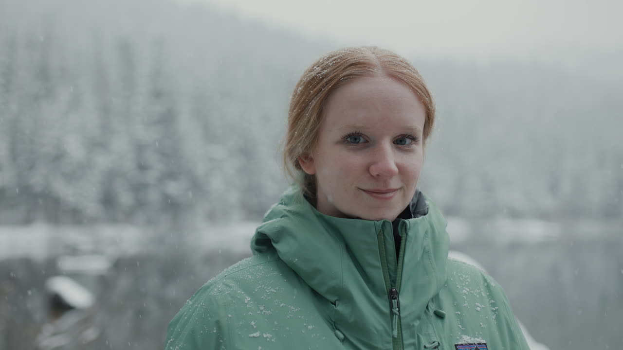 겨울의 숲에 있는 여자