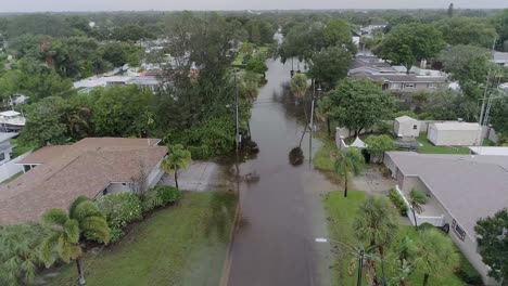 vídeo de drones de 4k de las inundaciones causadas por la tormenta del huracán idalia en st.