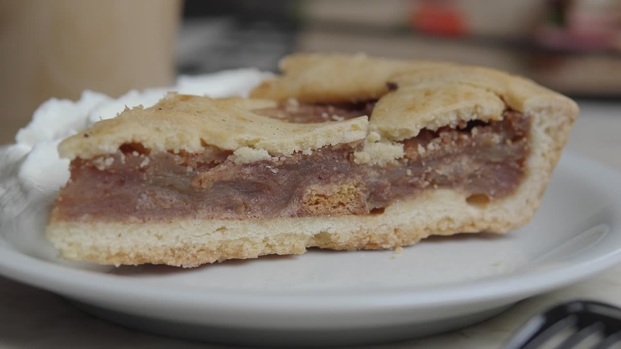 Primo piano di una deliziosa fetta di torta con panna montata