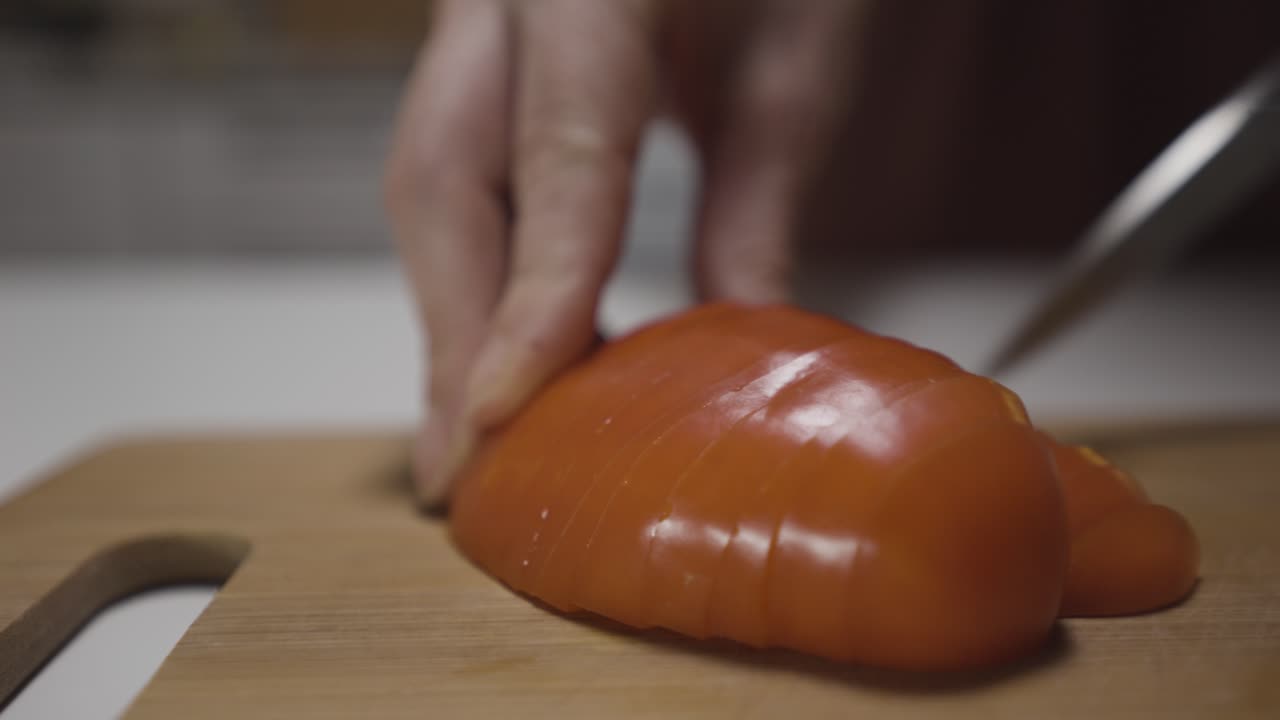 벨 페퍼를 잘라내는 여자