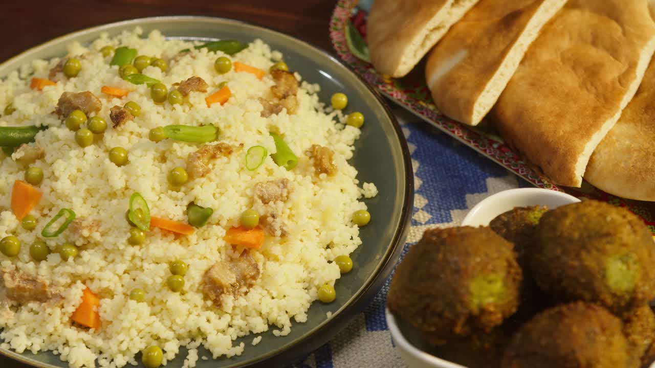 couscous con pollo en primer plano. cocina árabe. falafel y pita en la mesa. cultura tradicional de oriente medio. delicioso arroz con carne. concepto de comida casera