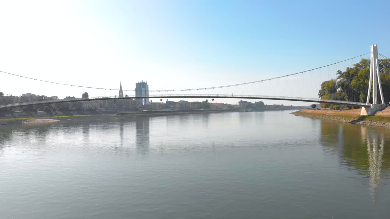 크로아티아의 드라바 강을 가로지르는 오시예크 보행자 다리