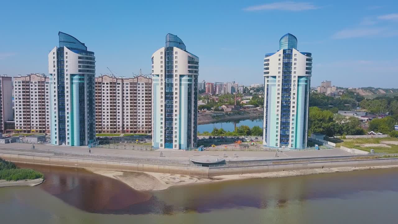 sólo una pareja casada cerca del río tranquilo en la ciudad vista a vista de pájaro