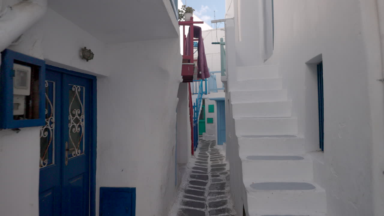 las calles de la pequeña venecia en mykonos