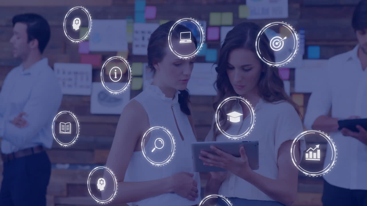 animación de iconos digitales sobre mujeres de negocios que usan tableta en la oficina moderna