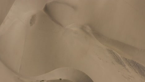 toma superior de drones de dunas en un desierto