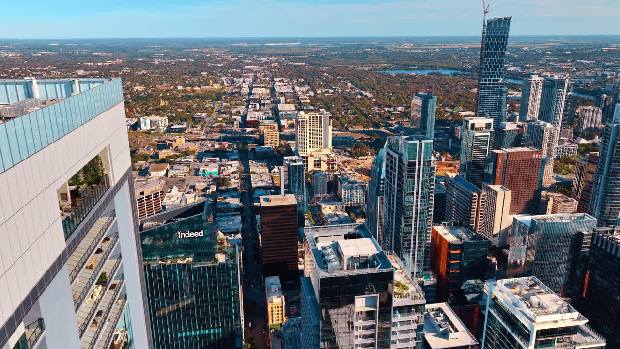 Austin, EE. UU., 21 de noviembre de 2025: Vista desde la azotea de un rascacielos moderno sobre la ciudad de Austin, Texas. Toma aérea de alta altitud desde la azotea de un edificio de cristal con vistas al horizonte de la ciudad de Austin y al horizonte suburbano.