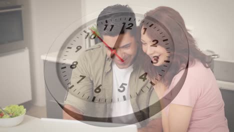animación del reloj pasando sobre una pareja diversa usando una tableta.