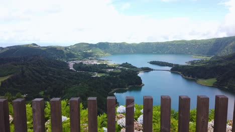 hermoso paisaje en las azores con espectacular vista al lago del cráter