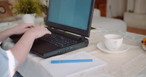concepto de oficina en casa mujer escribiendo en el teclado del portátil