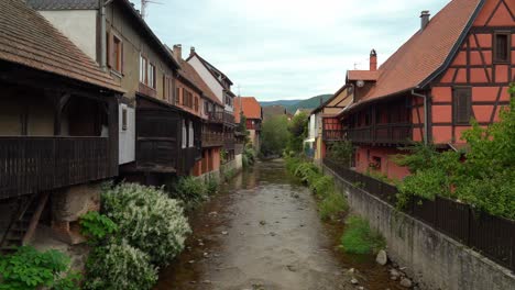 Río-Que-Fluye-A-Través-Del-Pueblo-De-Kayserberg.