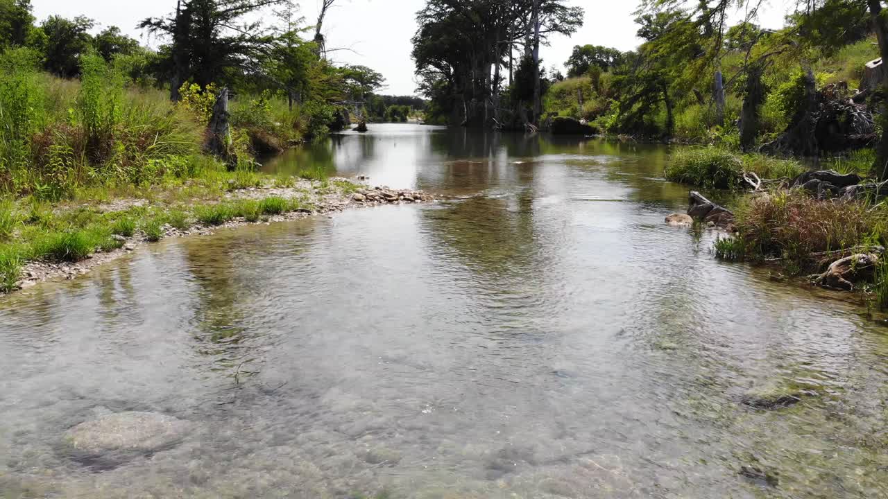 volando justo encima del río en una sección abierta antes de que el paisaje estreche el río