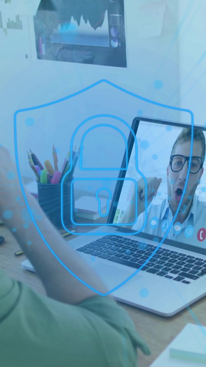Animación de candado de seguridad en línea sobre un hombre caucásico usando auriculares de teléfono y portátil
