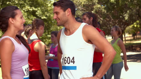 en formato de alta calidad en forma de amigos antes de la carrera en el parque
