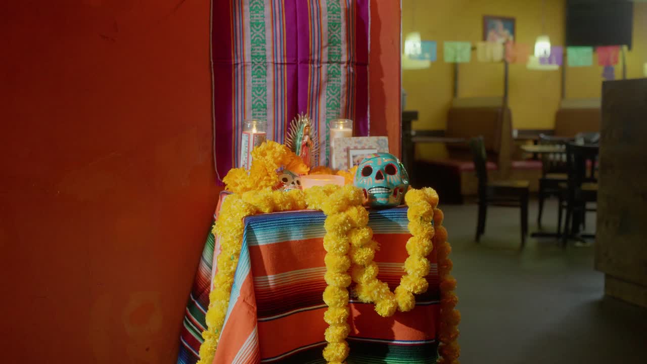 dia de los muertos altar en un restaurante mexicano