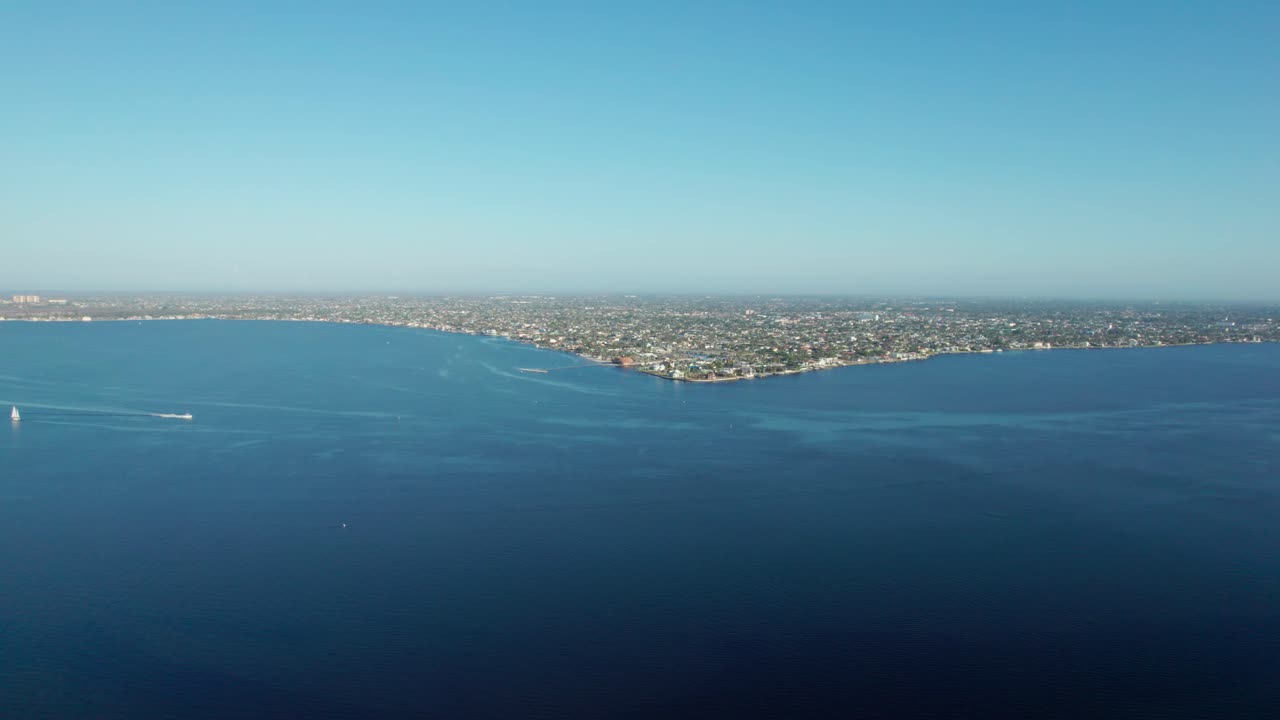 칼루사하치 강과 케이프 코랄을 내려다보는 높은 고도 드론 촬영