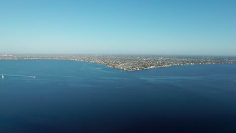 Disparo-De-Drones-A-Gran-Altura-Con-Vistas-Al-Río-Caloosahatchee-Y-Al-Cabo-Coral