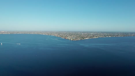 un drone de alta altitud con vistas al río caloosahatchee y al cabo coral