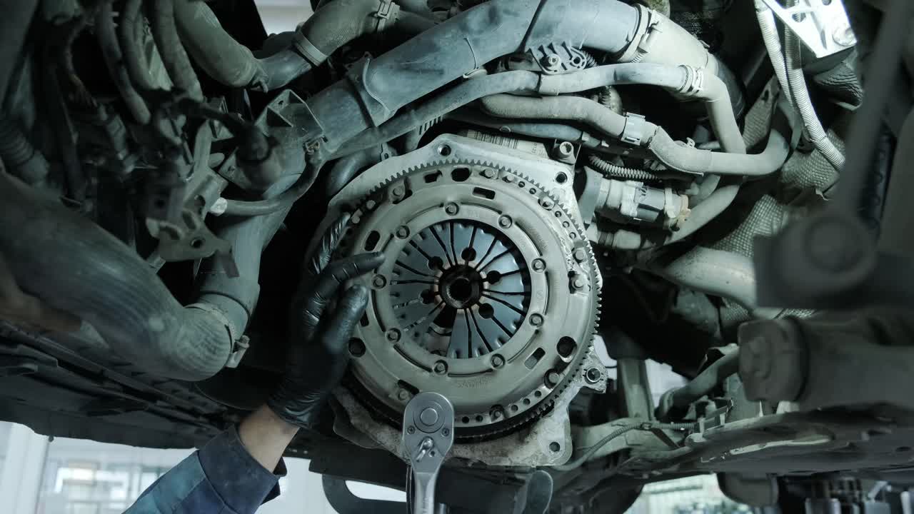 클러치, 구동 축을 교체하고 수리합니다. 들어올린 차 에서 작업합니다.