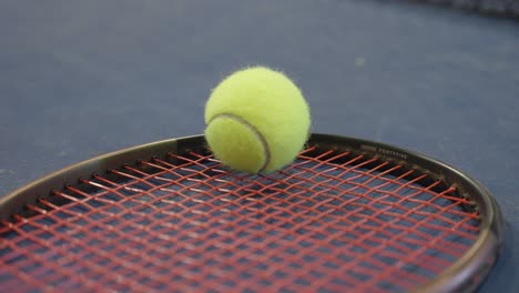 Raqueta-De-Tenis-En-La-Cancha-De-Tenis