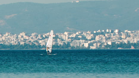 Persona-Practicando-Velero-En-Alta-Mar