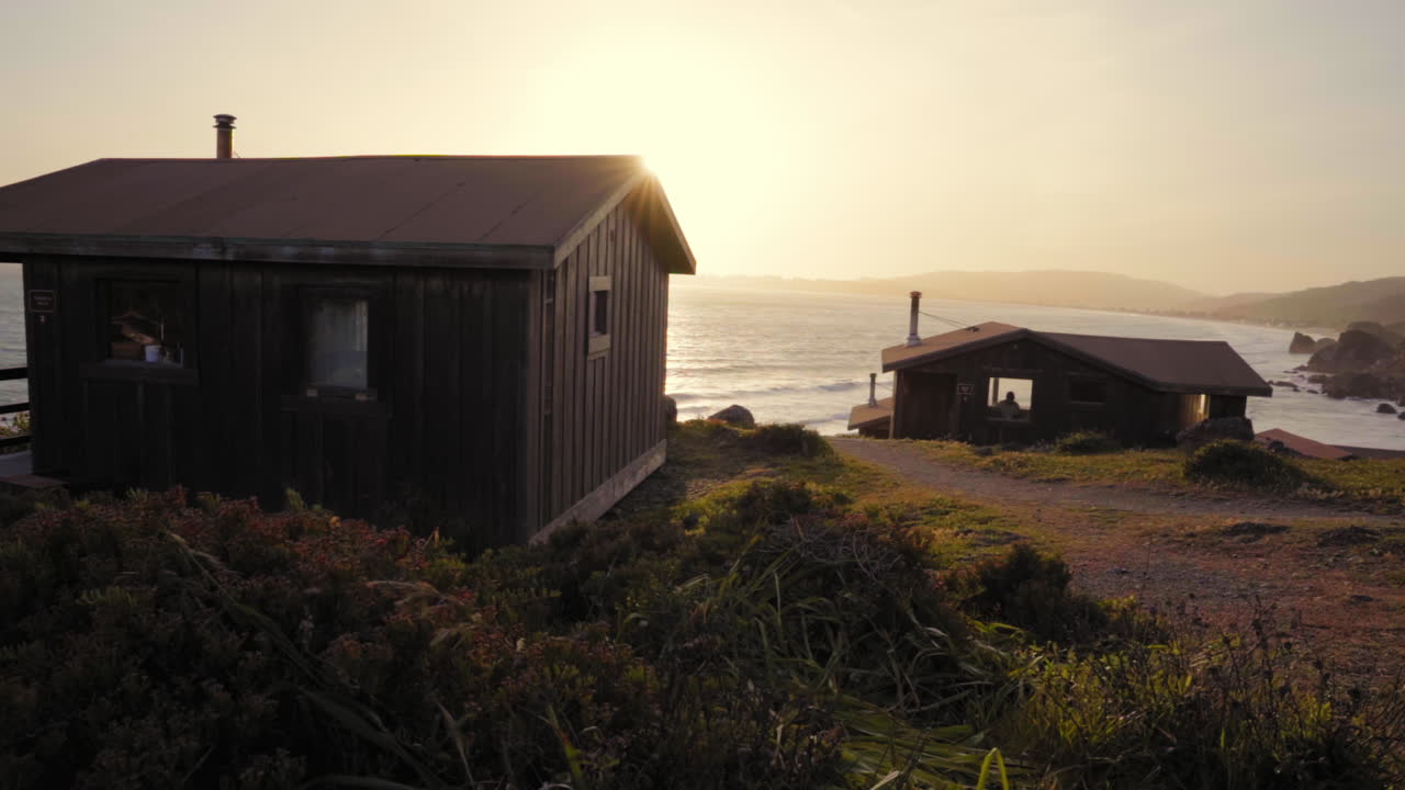 cabañas de barranco escarpado durante la puesta de sol en rocky point rd, stinson beach, california, estados unidos