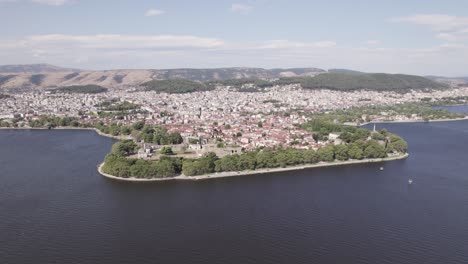ioannina en la orilla occidental del lago pamvotis, epirus, grecia